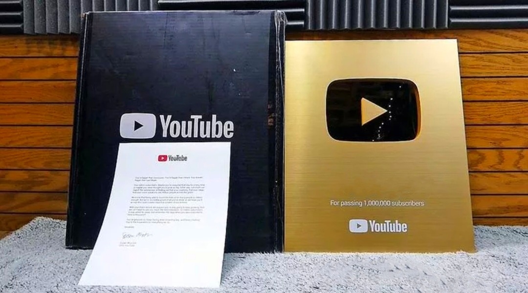 А за миллион подписчиков YouTube вам высылает награду в виде золотой кнопки.