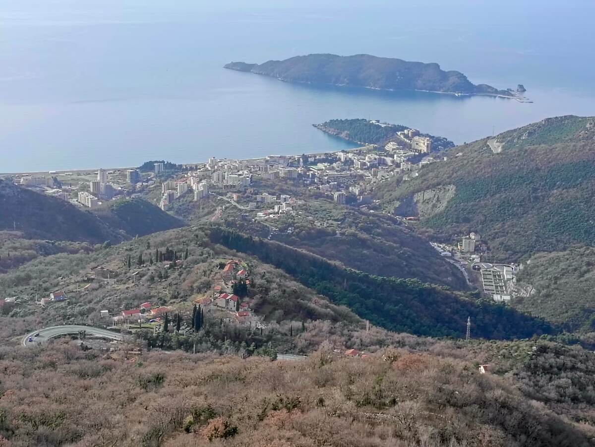 Вид с перевала на Будву и Адриатическое море