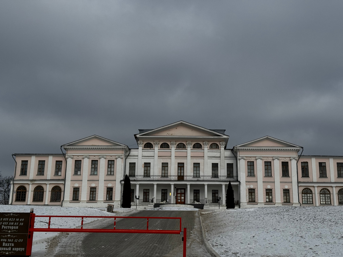 Главный дом усадьбы Дубровицы. Все фото в галерее автора.