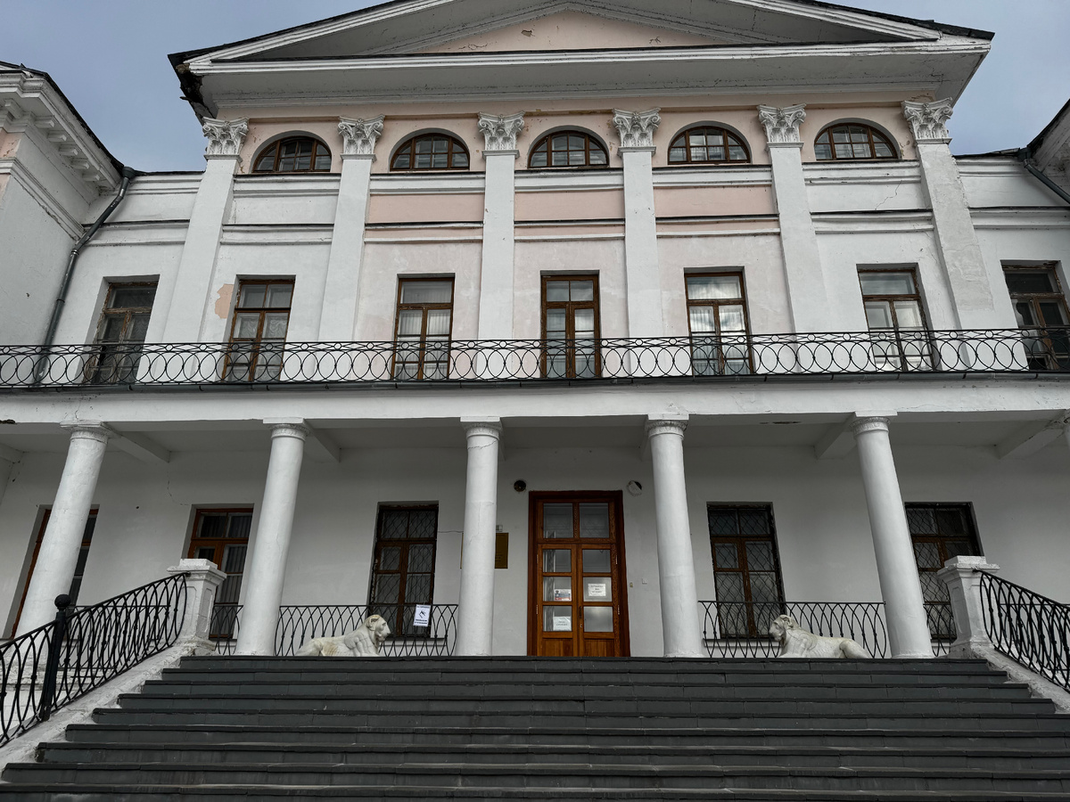 Дом охраняют львы.