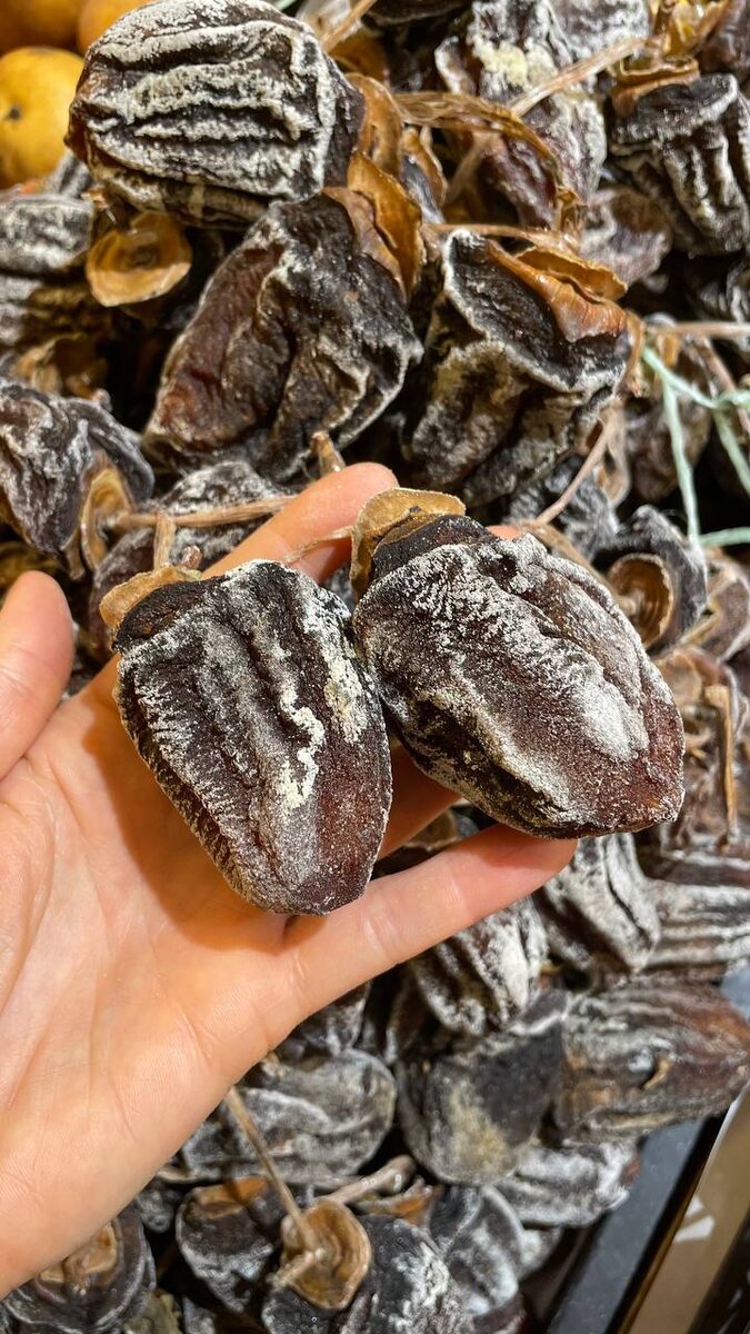 Высушенную хурму едят как самостоятельное блюдо, подают к чаю или кофе, кладут в каши и смузи