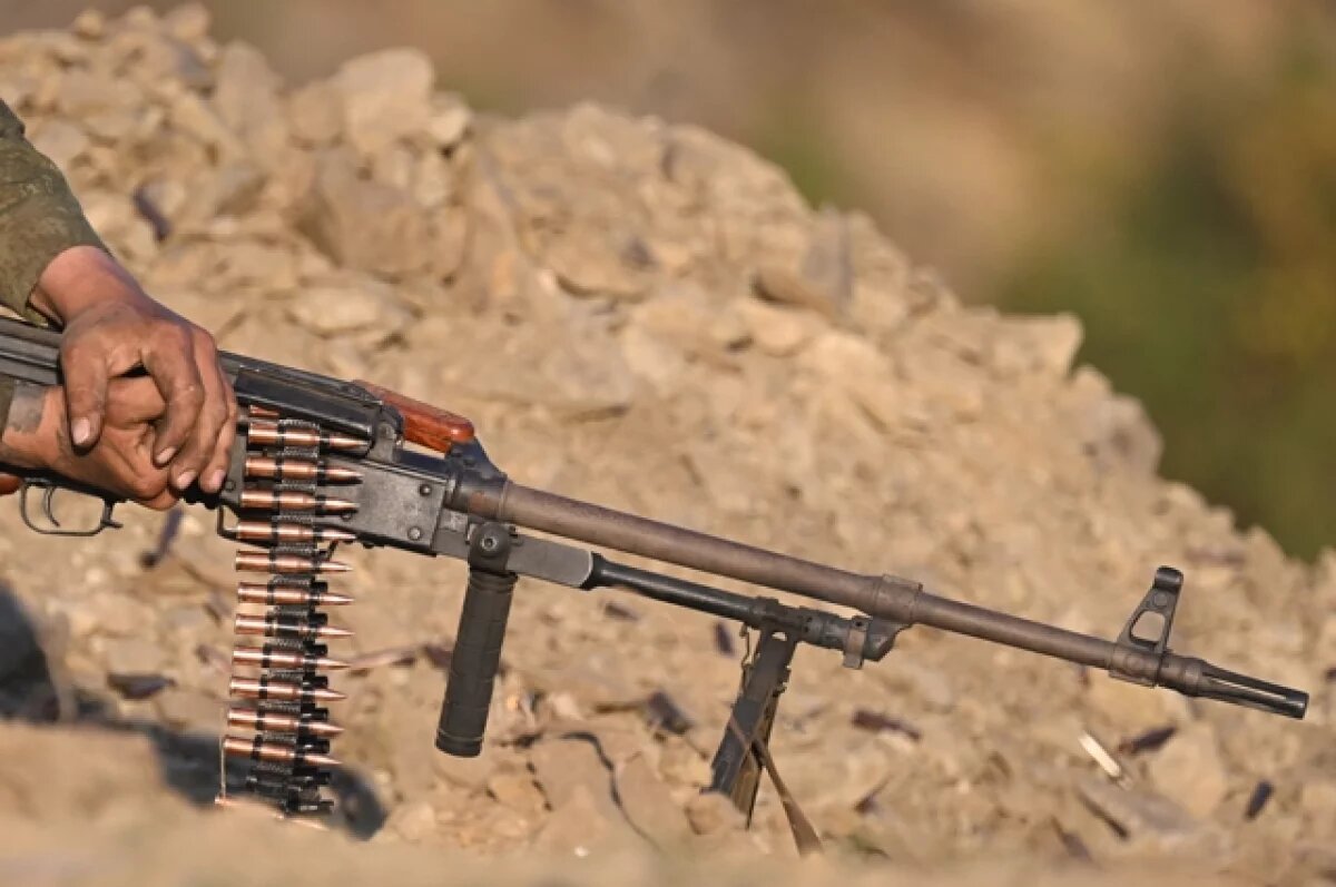    Боец ВС РФ с трофейным пулеметом 11 часов держал коридор для отхода раненых