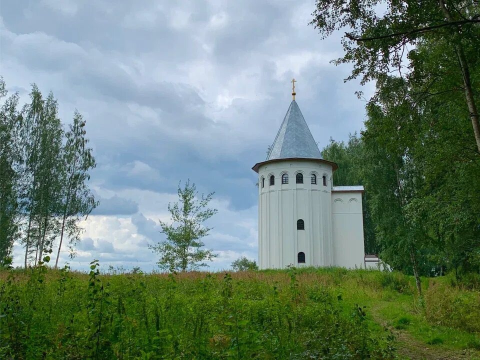 Монастырский остров находится в 450 метрах от берега Калязина. Это небольшой участок суши, который достигает 520 метров в длину и 260 — в ширину. Фото: Olga L / Яндекс Карты