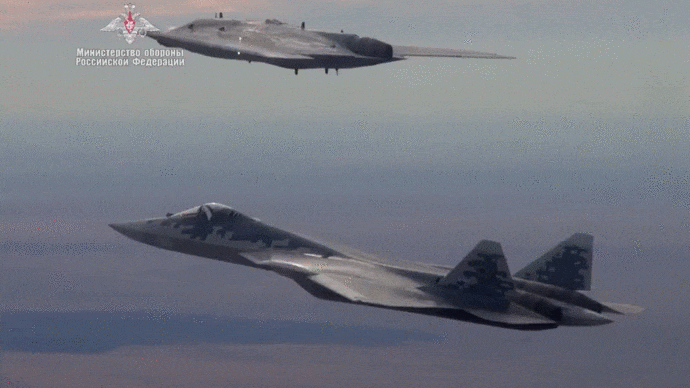 Су-57 в сопровождении БПЛА "Охотник"