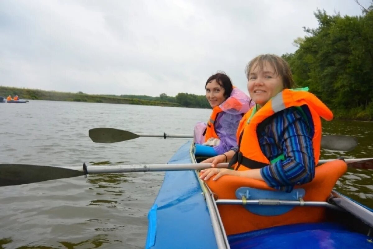    В одной цепи.