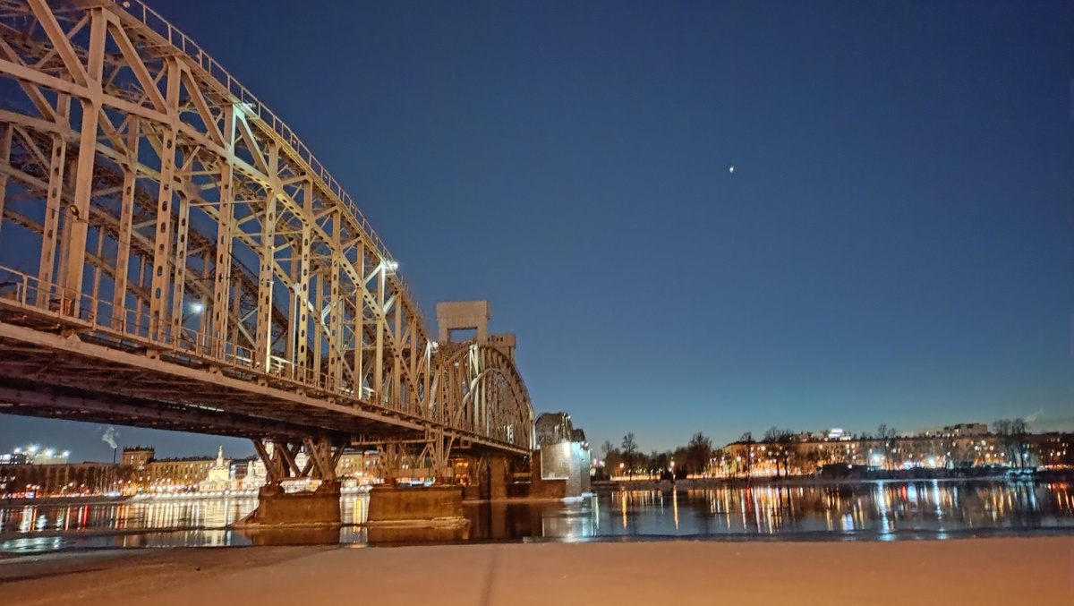 Это Нева, а скоро я увижу и Волгу😉