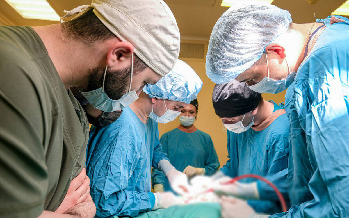 Врачи РКБ провели рискованную операцию бойцу СВО и успешно достали осколок из лицаФото: пресс-служба РКБ