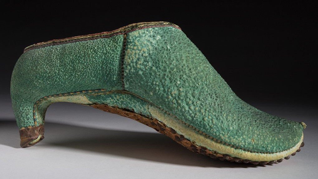 Мужская персидская обувь XVII века, покрытая шагренью — конской кожей с прессованными семенами горчицы. Музей обуви Бата в Торонто