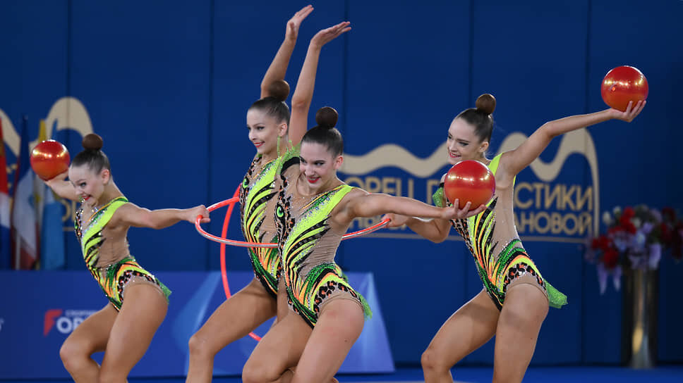 Команда Ивановской области, упражнения с мячами и обручами.📷Фото: Иван Водопьянов / Коммерсантъ