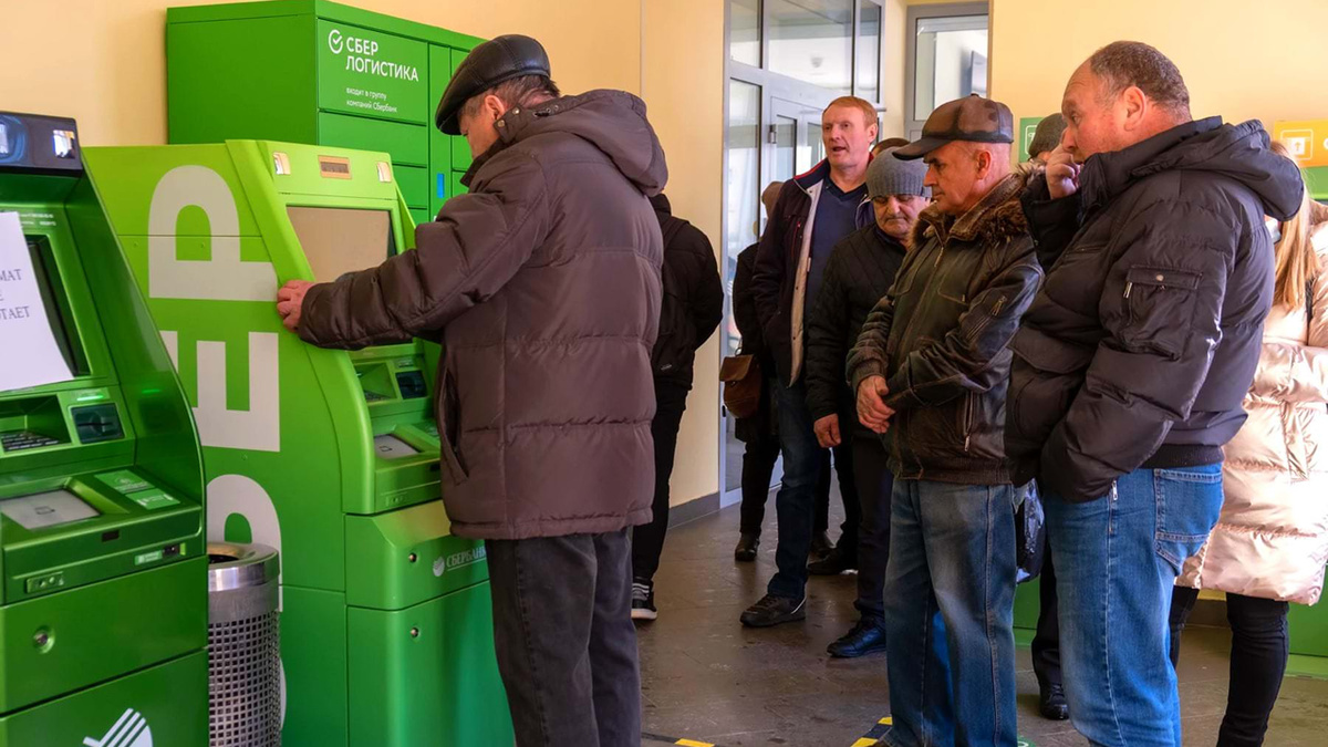 Такой «набег на банкоматы» вполне реален в условиях неконтролируемой инфляции