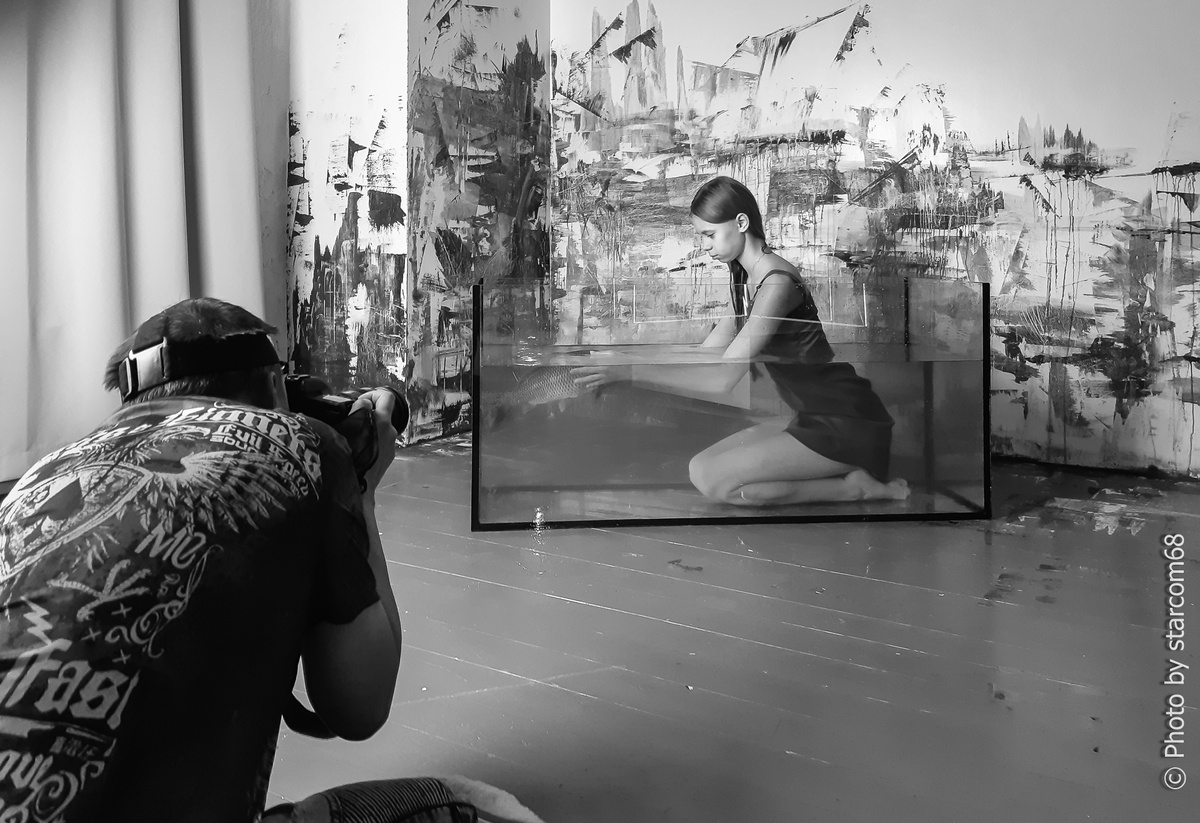 Ульяна потается приручить рыбу и поговорить с ней