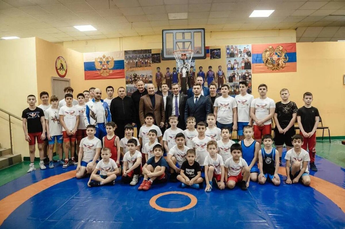    Александр Хинштейн познакомился с юными спортсменами Курска