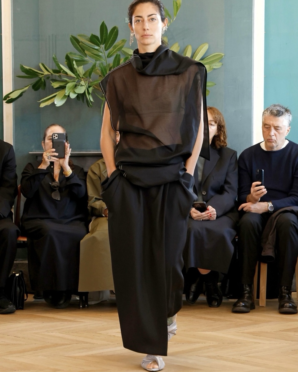 Монохромный образ с прозрачным топом идеален для свидания