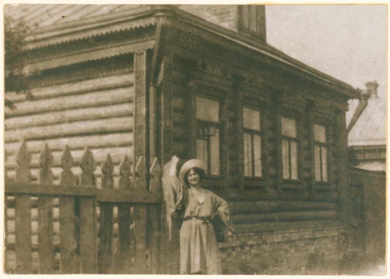 Айседора Дункан перед крестьянской избой, недалеко от Москвы