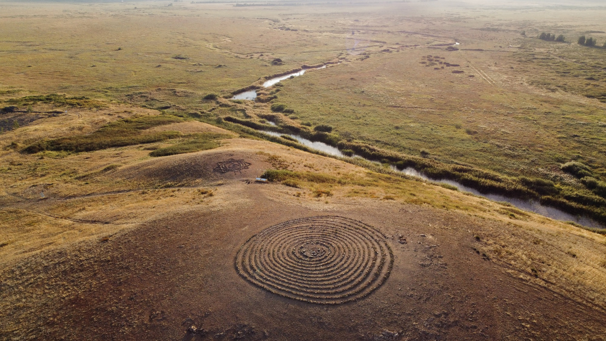 Аэросъёмка. Вид на легендарную гору Шаманка и на один из её уступов - уступ Жриц.