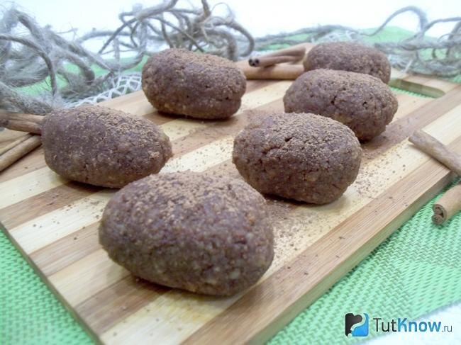 Пирожное Картошка из булочек
♦
Ингредиенты:

    Булочки — 300 г
    Сливочное масло — 100 г
    Коньяк — 2 ст.л.
    Сахар — 150 г
    Какао-порошок — 2 ст.л.
    Молоко — 150 мл
♦
https://tutknow.ru/cookery/desserts/11081-pirozhnoe-kartoshka-iz-bulochek.html#poshagovoe-prigotovlenie
♦
https://www.youtube.com/watch?v=HzLBpFlu8m0
♦
https://www.youtube.com/watch?v=XIUJUrp5_x8