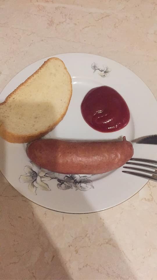 Объектные отношения булки, куска булки с другими объектами: Кусок белого хлеба, кетчуп на тарелке, сарделька;

♦

After work , real slav dinner.

    После работы, настоящий славский ужин.
♦
https://www.facebook.com/SquattingSlavs/posts/pfbid067NLMmwPARtoBD4TevTBXWXLB6GPGwhdTEd5KpB7qaxrvqT2z6SyQANvgjJHbr93l