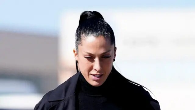 Подпись к фото,Дженни Эрмосо сказала в суде, что поцелуй «омрачил самый счастливый день» в ее жизниАвтор фото,Reuters