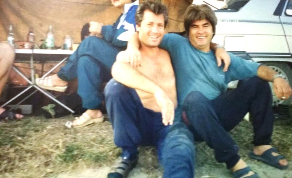 Рыбаки - братики. 1997 год. Вовка хохмач, парик нацепил..