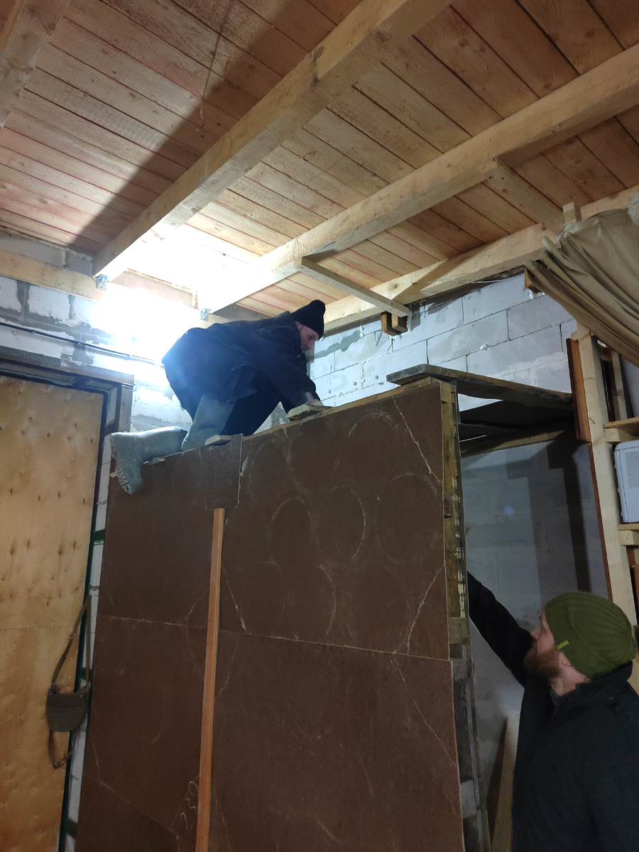 Брат с другом делают "Цыплятник" из бросового материала