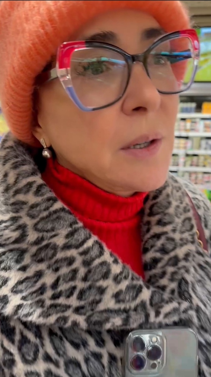 Певица Лолита пришла в магазин тратить пенсию. Фото скрин шот. 