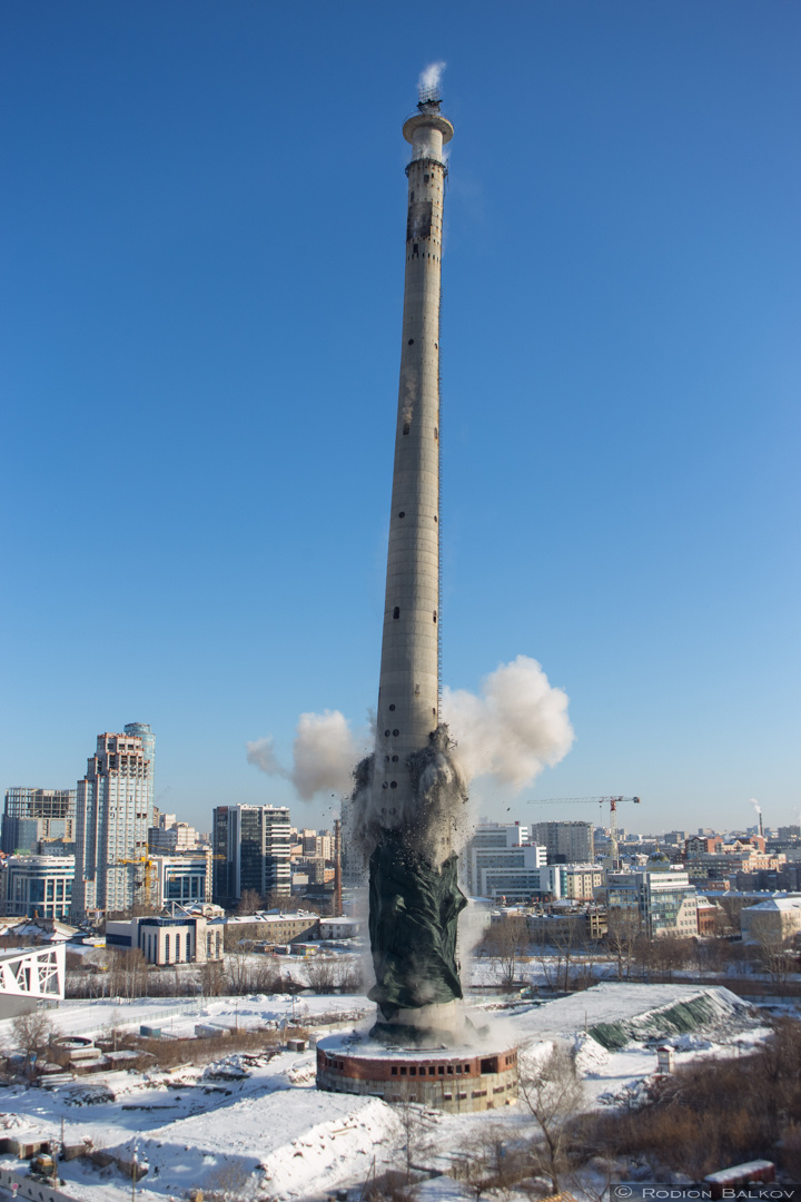 Говорят часть осколков смогла пробиться через юбку и долететь до людей, кому-то попало, но обошлось без жертв.