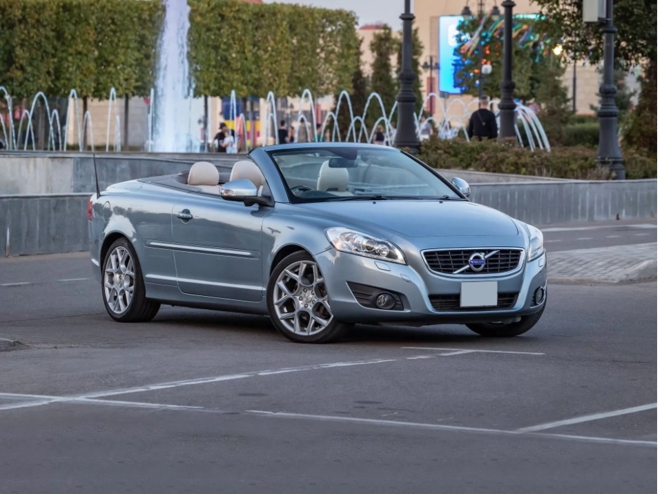 Шведская марка, как и многие другие европейские автоконцерны, делала для Страны восходящего солнца экспортные версии с соответствующим расположением руля. А приобретение машины на аукционе в Японии – это сегодня, по сути, одна из немногих возможностей купить интересную Volvo в достойном состоянии. Эта C70 второго поколения – наглядный пример.