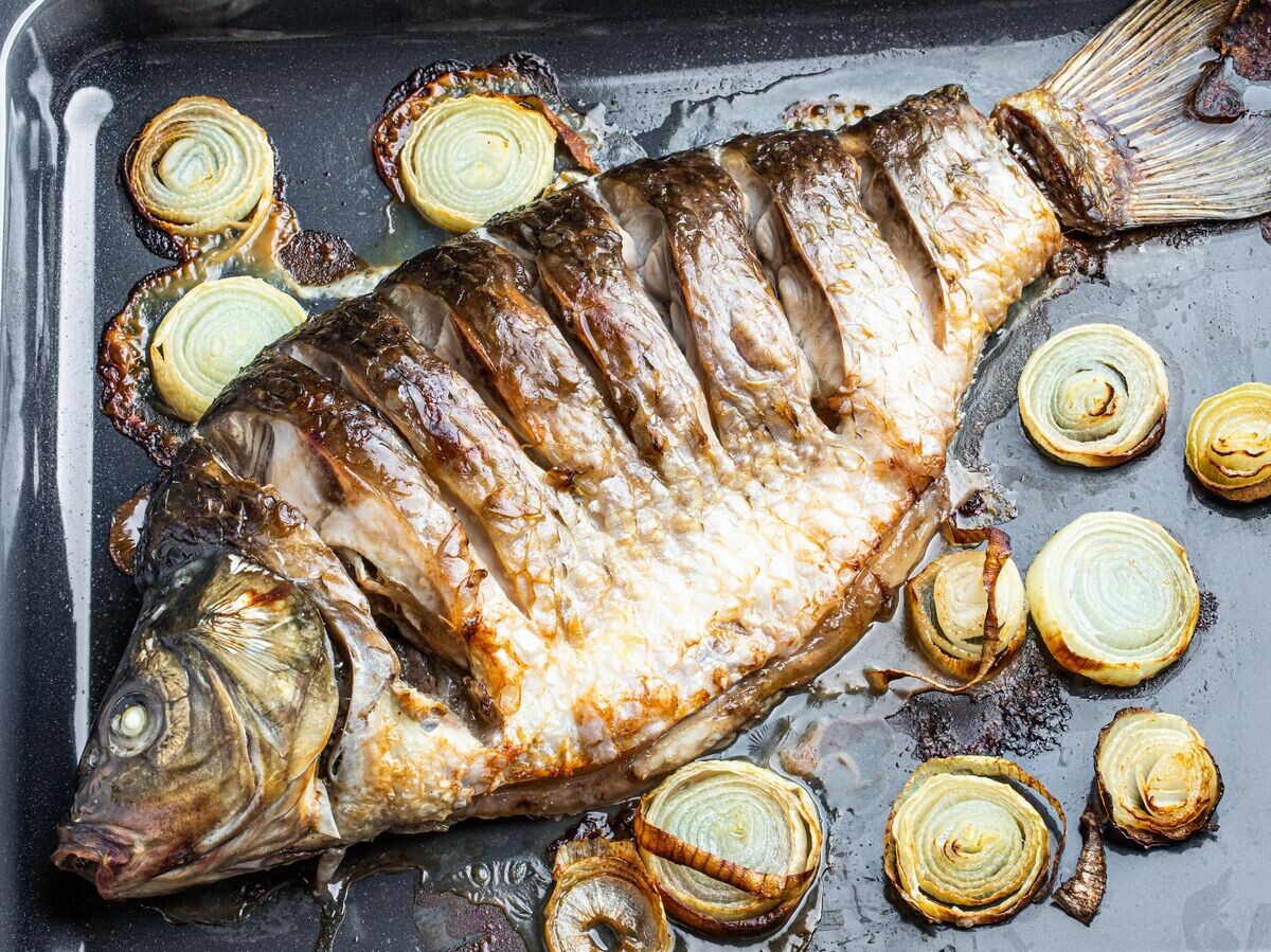    Запеченный карп © Getty Images / Lena_Zajchikova