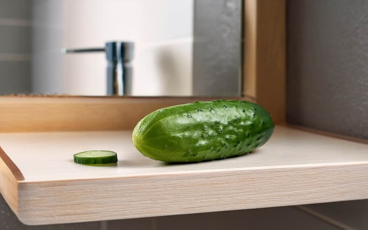 Всегда держу в ванной свежий огурец и не знаю проблем с чистотой зеркала / Фото: Pogovorim.by
