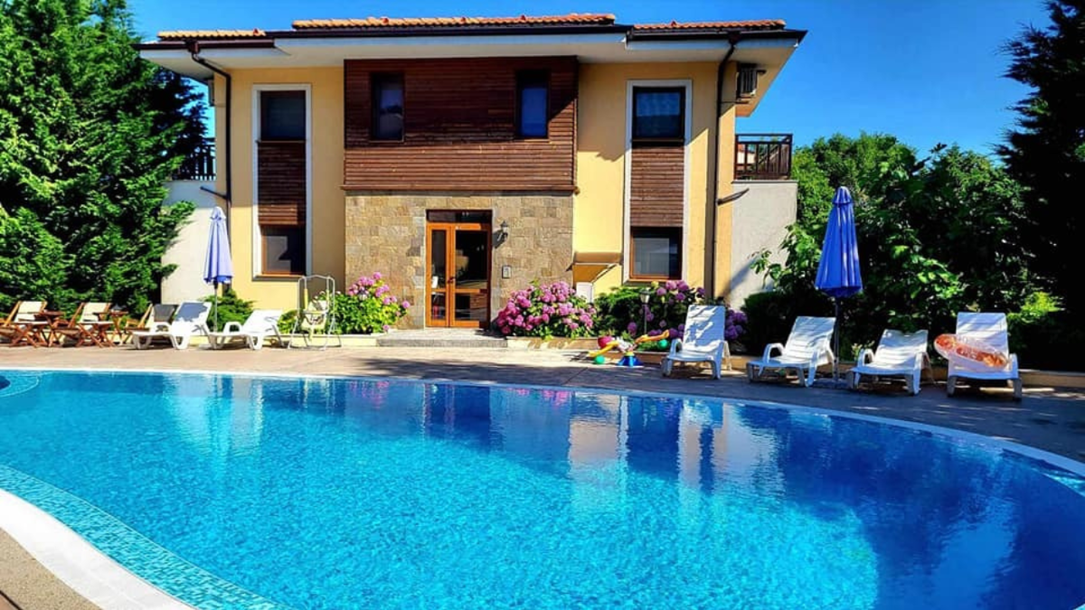 Фото территории комплекса, вид на бассейн 