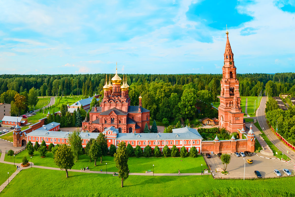    Черниговский скит летом. Источник: Shutterstock