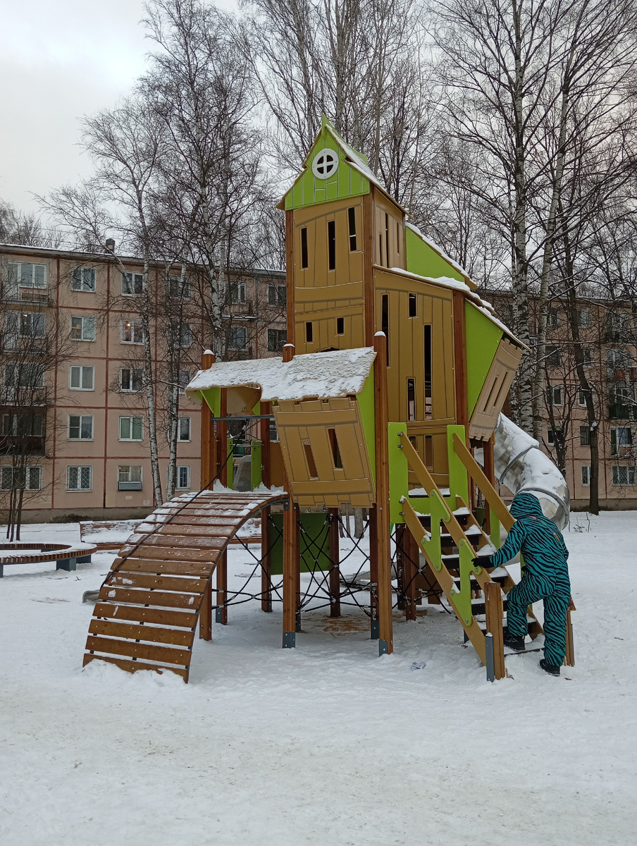 Очень большая горка,могут кататься и взрослые дети с ОВЗ.