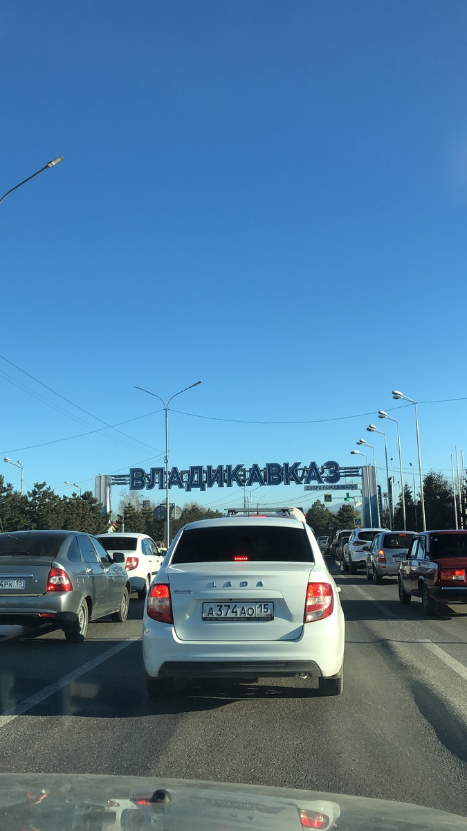 Владикавказ, ранее известный как Орджо́никидзе и также известный как Дзауджика́у, является столицей Северной Осетии-Алании, России. Он расположен на юго-востоке республики у подножия Кавказских гор, на берегу реки Терек.