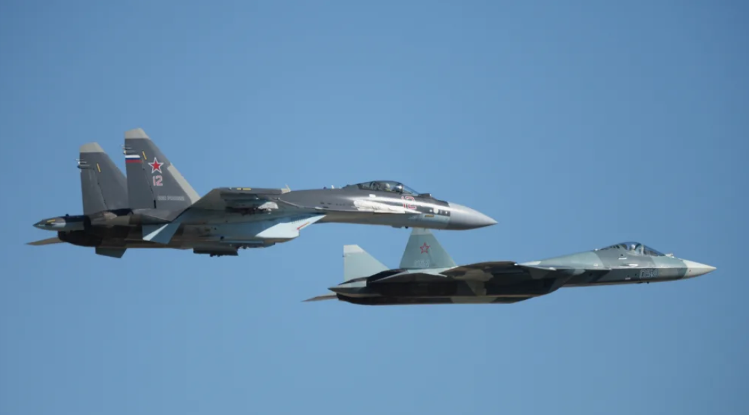 Су-35 и Су-57 составляют прекрасный дуэт, улучшая все свойства друг друга. Именно так видят в Иране будущее своей истребительной авиации. Фото МО РФ