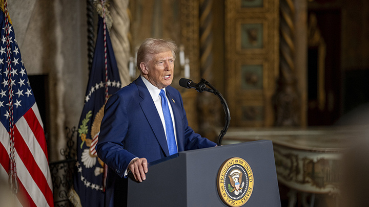 Американский президент обрушил на голову "диктатора без выборов" вал обвинений. "Зеленский сказал, что не знает, куда ушла половина денег, которые мы ему дали... Мы даём сотни миллиардов долларов, и никакой отчётности я не вижу", — заявил Трамп после пресс-конференции в Мар-а-Лаго.