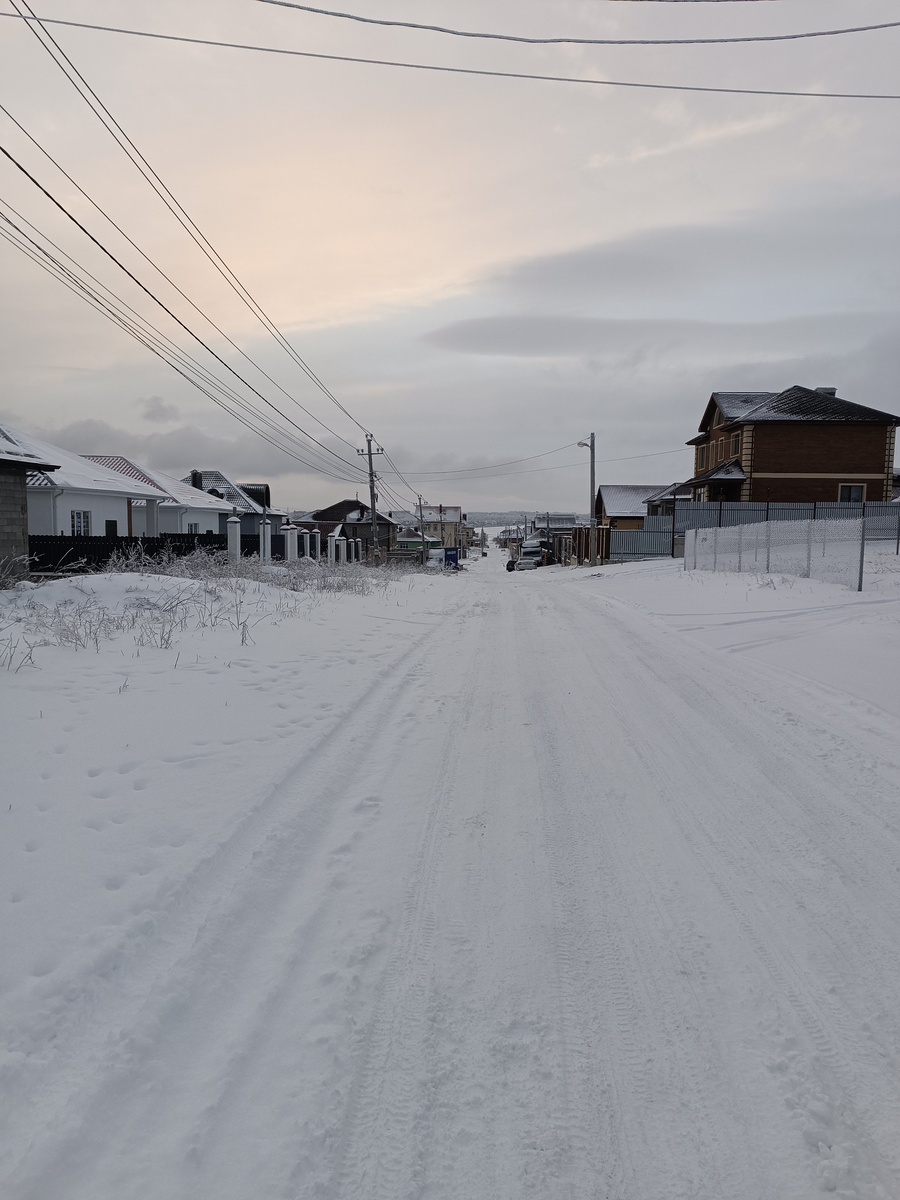 Настоящая зима, хрустящий снег, мороз за щеки кусает.