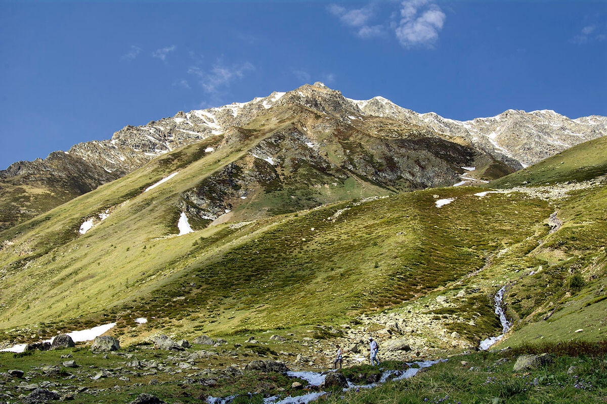 Наши тропы. Поднимемся на километр ближе к небу, но озеро Уллу-Кёль будет ещё выше.