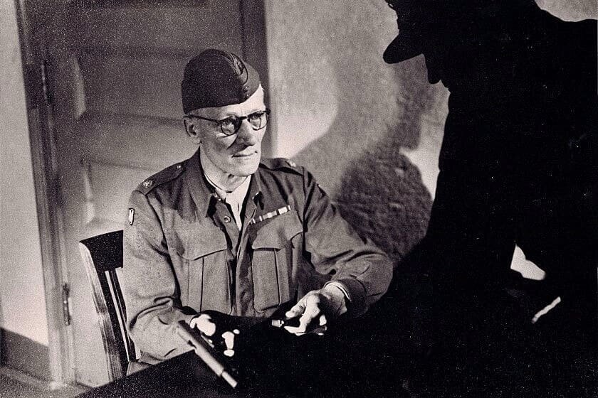 Фейрберн заряжает пистолет курсанта перед отправкой того в "Дом развлечений".