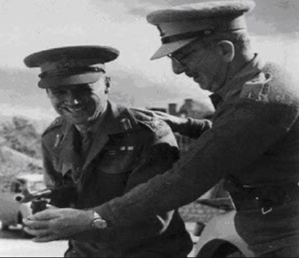 Леонард Гектор Грант-Тейлор (справа) учит держать пистолет-пудемет Томпсона.