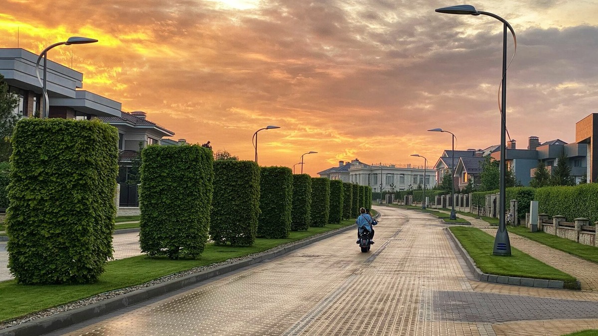 "Далеко от больших городов, Там, где нет дорогих бутиков, Там другие люди живут, О которых совсем не поют"(с) Фото: mskdeluxe.ru