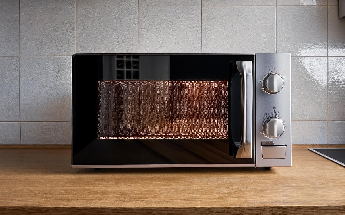 Микроволновка очистится от жира и налета за минуты: помогут мандариновые корки / Фото: Pogovorim.by
