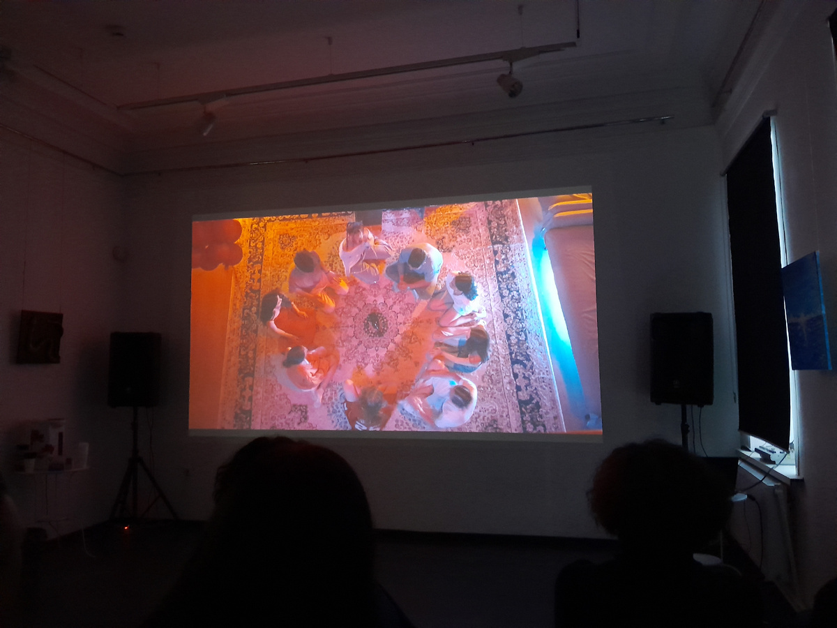 Вот значит, как проходит игра в бутылочку по-казахски?