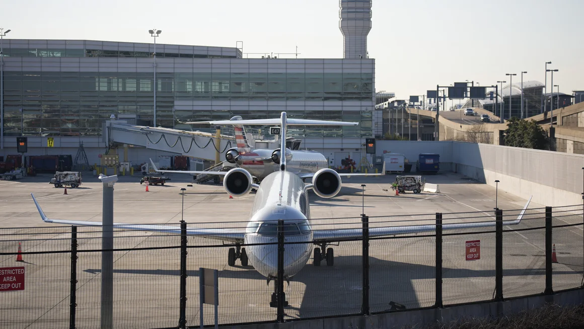 Региональные самолеты American Airlines в аэропорту Рейгана в Вашингтоне. Фото: Getty Images