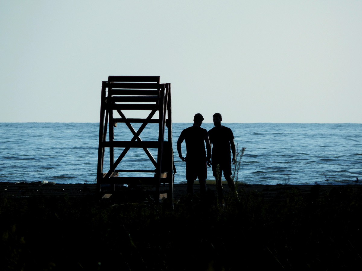 Мужчины на берегу Черного моря.  Грузия 