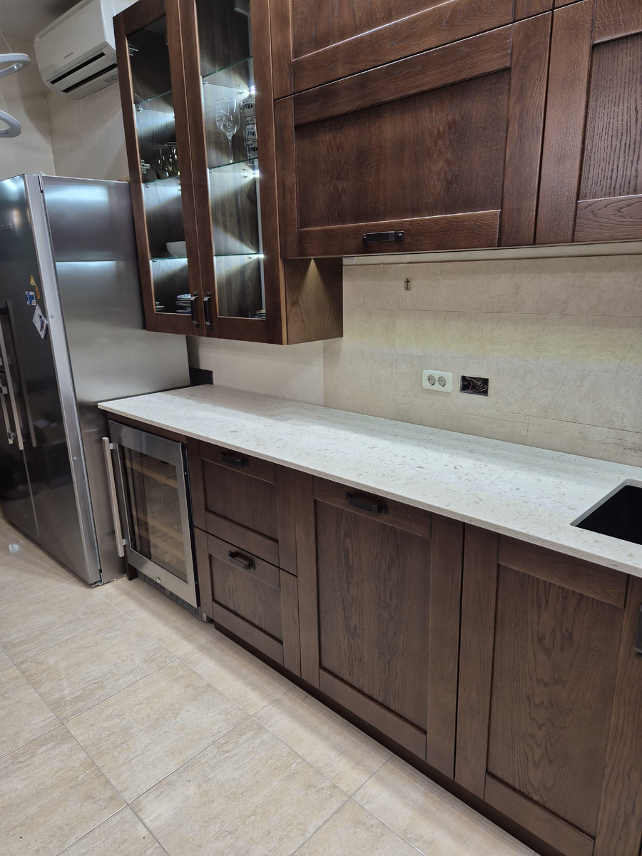 Столешница, изготовленная из кварцевого агломерата.