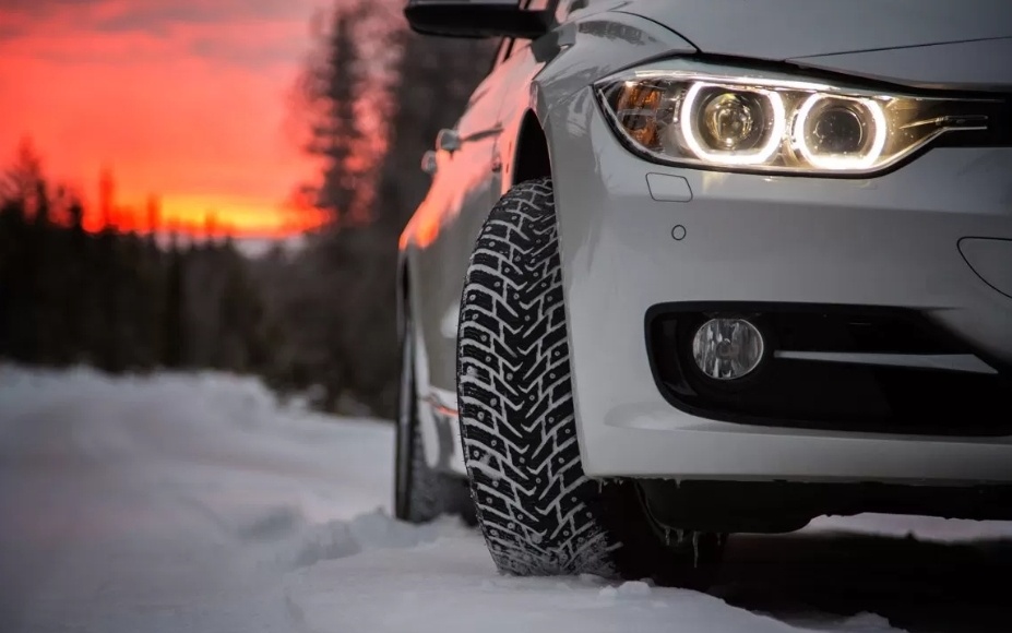 Добро пожаловать в Ивало – самый северный населенный пункт Финляндии среди тех, куда только летают регулярные авиарейсы. Сюда съезжаются шинники практически всех марок, чтобы протестировать свои новые продукты на льдах местных озер. Здесь же находится и собственный полигон финского концерна Nokian Tyres. С недавних пор местные обитатели стали называть его White Hell («Белый Ад») – так отозвался об этом месте один немецкий журналист, а финнам понравилось. Они вообще обожают делать акцент на том, какие у них тут суровые условия, и наверняка радуются, видя, как гости, стуча зубами, восхищенно удивляются тому, что в этой вечной мерзлоте кто-то вообще может жить и работать.