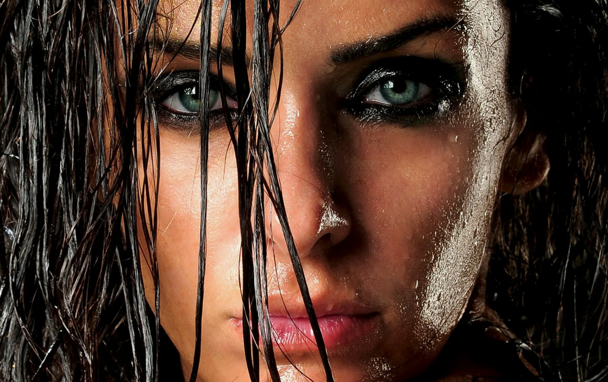 Красивая брюнетка