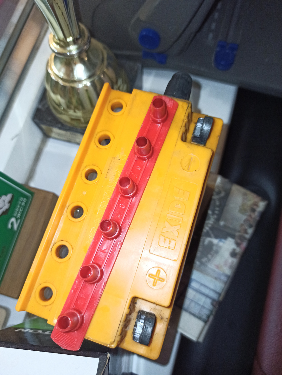 На фото аккумулятор уже после заправки водой