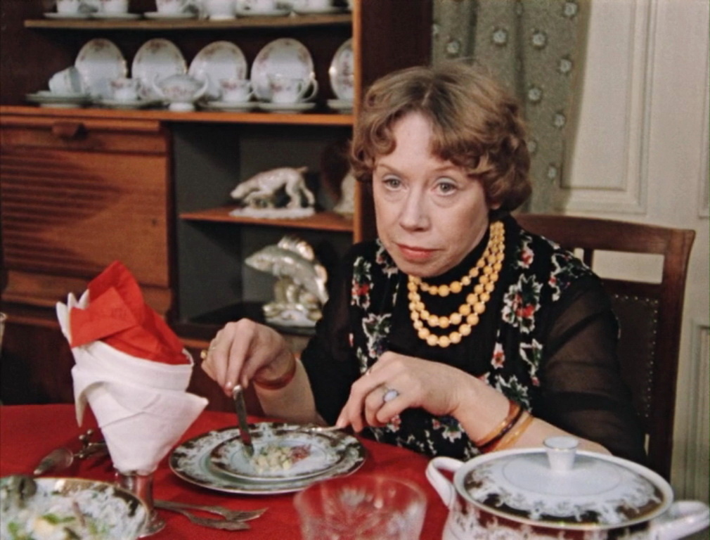 Евгения Ханаева в роли матери Родиона Рачкова в фильме "Москва слезам не верит" (1979)