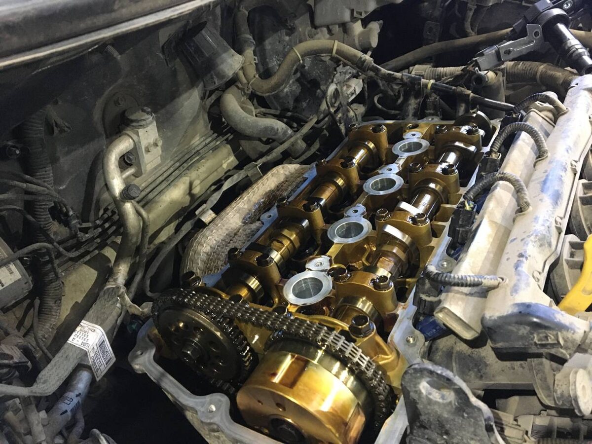 🔧 Диагностика двигателя: операция на "сердце" автомобиля 🔧

На фото — процесс ремонта газораспределительного механизма. Снятая крышка клапанов открывает вид на распредвалы, цепь ГРМ и постель под гидрокомпенсаторы. Здесь важно вовремя заметить износ, чтобы предотвратить серьезные поломки, такие как перескок цепи или заклинивание фазорегулятора.

Если ваш мотор начал тарахтеть, стучать или "петь" странные песни — лучше не ждать беды, а сразу на диагностику! 🚗💨